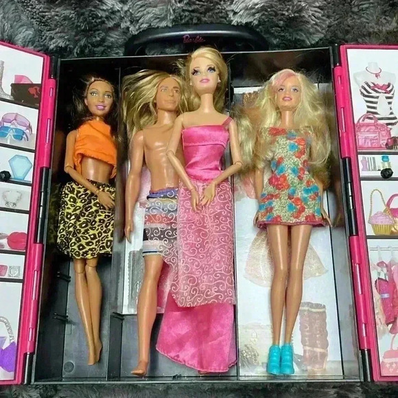 2011 Mattel Barbie Fashionista Wardrobe Carrying Case, with 4  Barbies - Picture 12 of 16